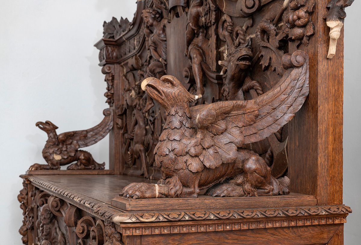 Klupa s naslonom iz Pomorskog i povijesnog muzeja Hrvatskog primorja Rijeka