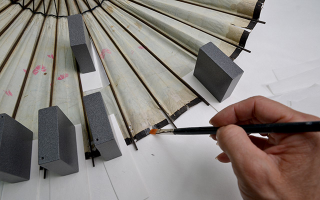 Oslikani suncobran i kutija od drva i kože iz ostavštine obitelji Hütterott u vlasništvu Muzeja Grada Rovinja