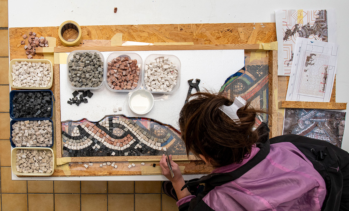 Ostaci antičkih mozaika iz jednobrodne starokršćanske bazilike sv. Stjepana u naselju Grohote