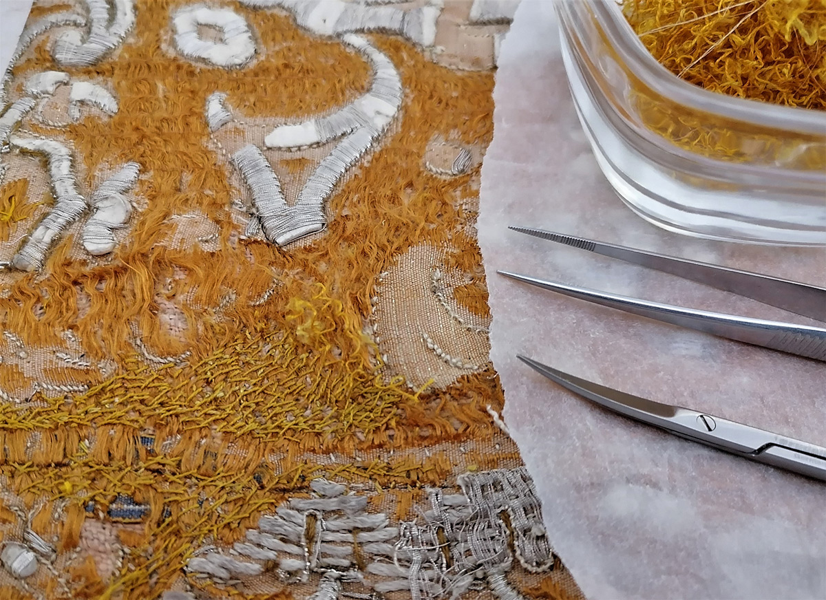 "Ružičasto" liturgijsko ruho iz riznice katedrale Uznesenja Blažene Djevice Marije i sv. Stjepana i Ladislava u Zagrebu