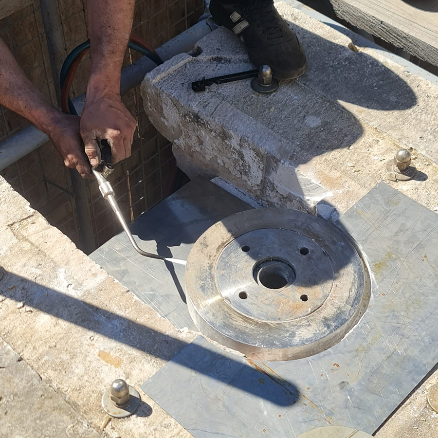 Otpuštanje matice centralnog trna na dubrovačkom Orlandovu stupu