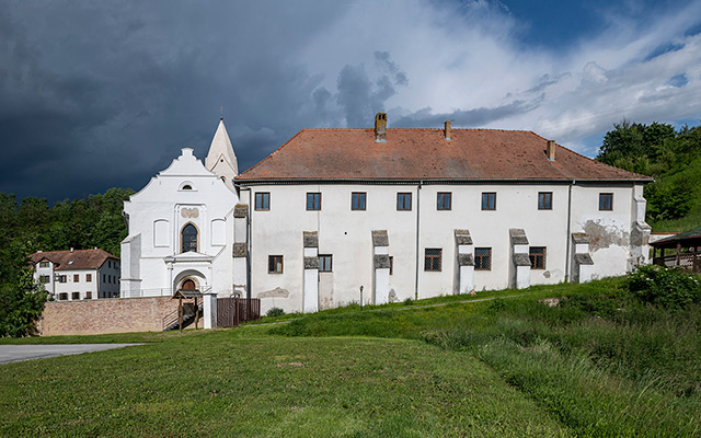 Šarengrad, franjevački samostan i crkva sv. Petra i Pavla
