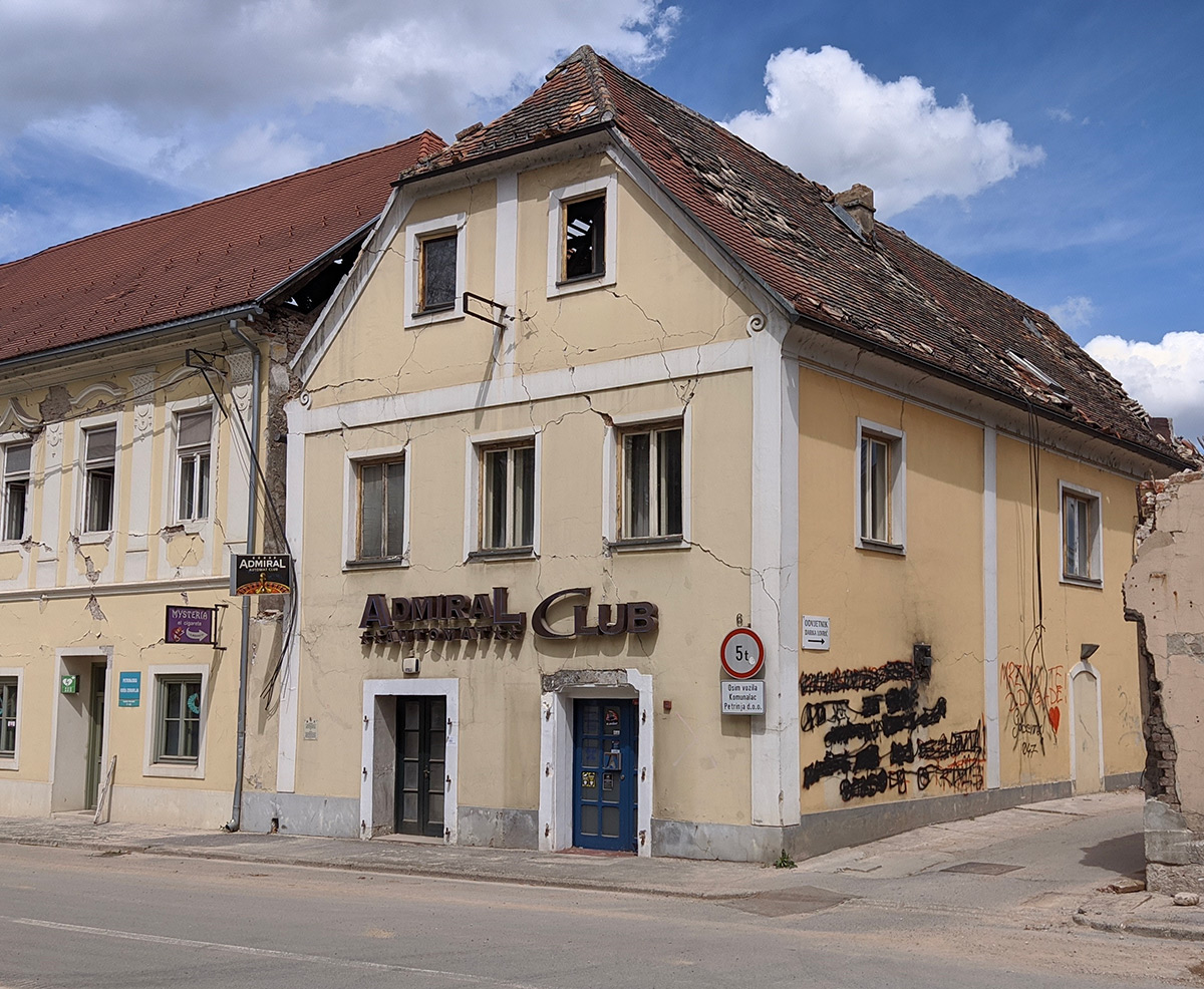 Poslovna zgrada na Trgu dr. Franje Tuđmana 9 u Petrinji