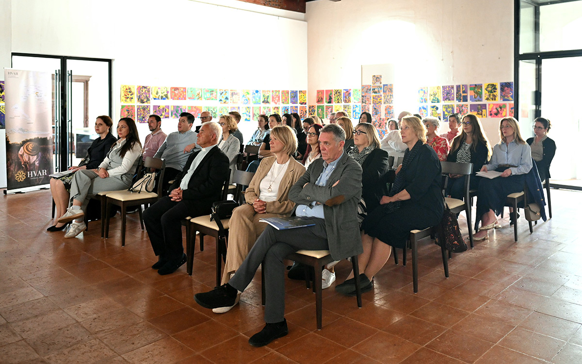 Sudjelovanje djelatnica HRZ-a na konferenciji "Održivi razvoj vjerskog turizma temeljen na kulturno-povijesnoj i sakralnoj baštini Dalmacije" 9. svibnja 2025. u Hvaru