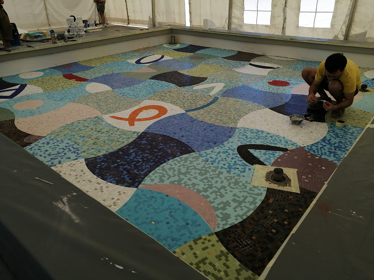 Murtićev mozaik pred »Kockicom«